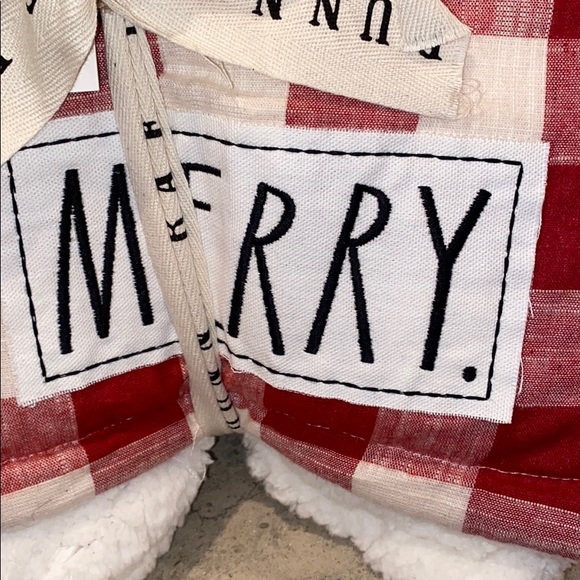 Rae Dunn “Merry” Sherpa Queen Blanket With Patch - Picture 5 of 14
